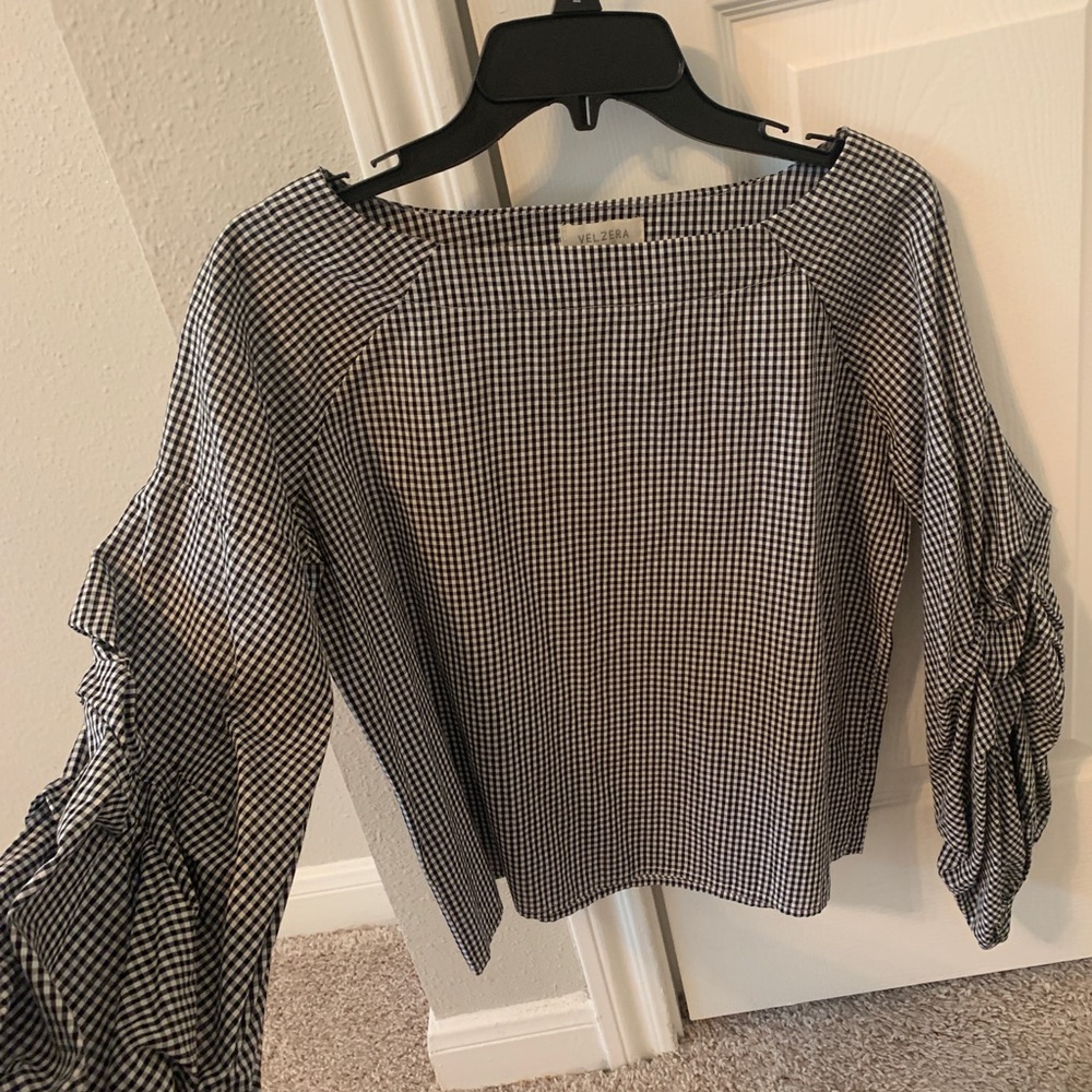 Size medium, fun black and white printed top!